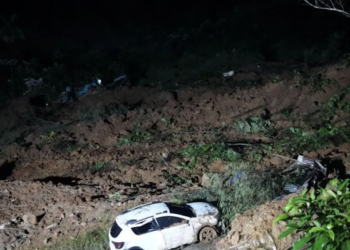Colombia landslide kills 23 including many sheltering in house