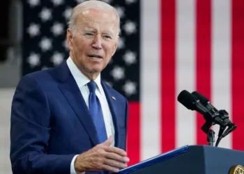Democrats rally around Biden as report raises age concerns