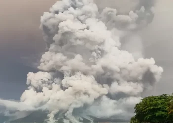 Indonesia: Thousands evacuate homes after volcanic eruptions
