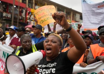 Nigeria unions suspend strike after wage offer