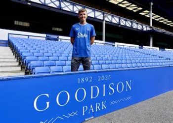 Jesper Lindstrom joins Everton on loan