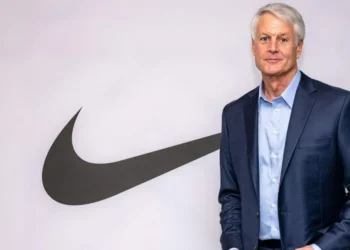 Nike boss steps down as company veteran returns